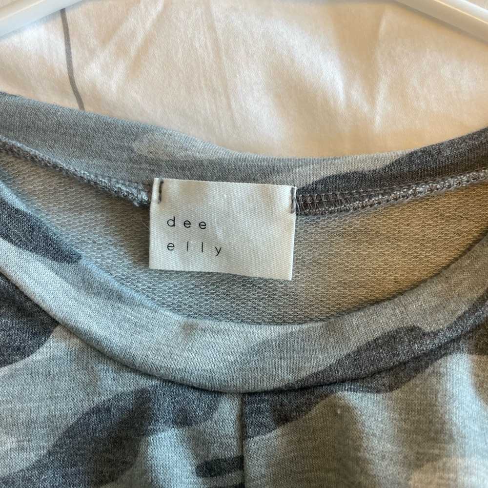 Army shirt, cropped, great condition barely used! Size small